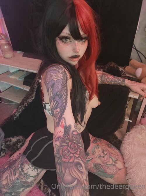 2022-08-13_Peekaboo-its-ur-goth-gf.fd6c6cc762cf61fc.jpg