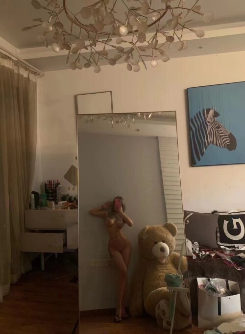 21.10.14-nude-mirror0690ea6e72f57bec.jpg