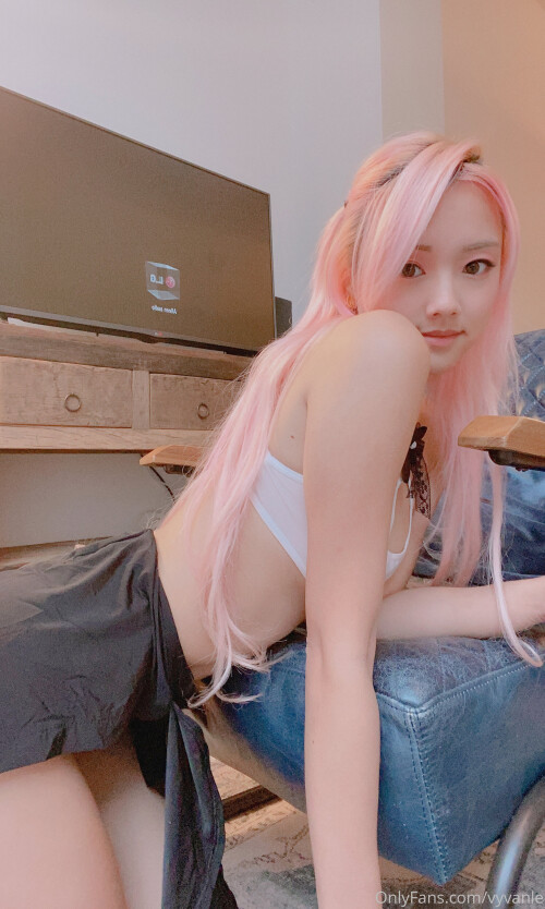 Vyvan Le Nude Leaked Onlyfans Photo
