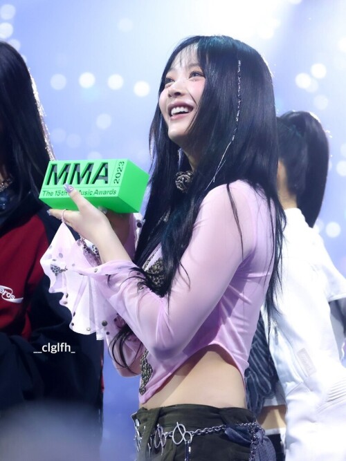 231202-New-Jeans-Hanni-Melon-Music-Awards-2023-documents-1270b2e02dd976a872.md.jpg