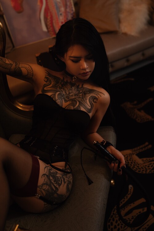 24.05.12-black-corset-warm-light-0313d2c984baf78fcf.jpg