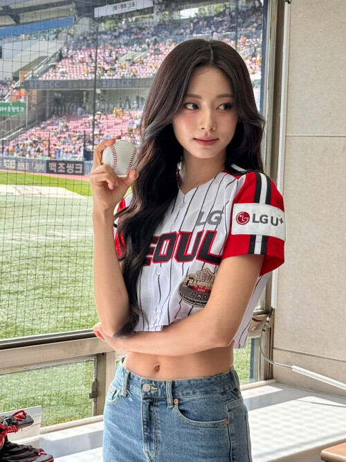 240922-TWICE-Twitter-Update-with-TZUYU-TZUYU-s-First-Solo-Pitch-documents-3937a5c8ee337def0.md.jpg