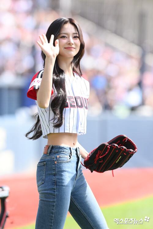 240922-TZUYU-s-First-Pitch-for-LG-Twins-documents-11295883acd031b6fa.md.jpg