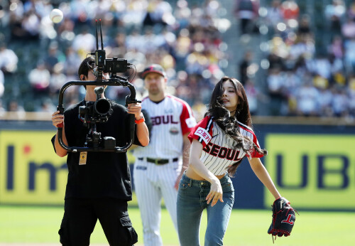 240922-TZUYU-s-First-Pitch-for-LG-Twins-documents-1395f54d8978146804.md.jpg