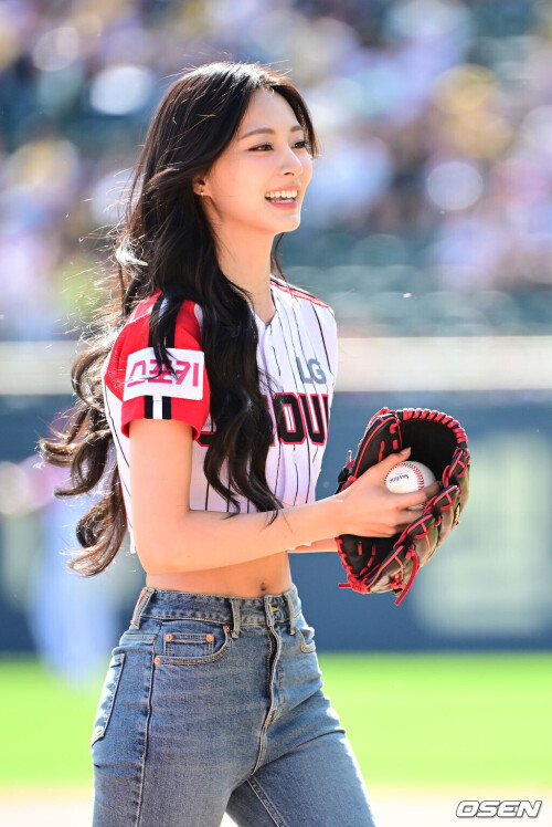 240922-TZUYU-s-First-Pitch-for-LG-Twins-documents-144d7581b7e254d8cd.md.jpg