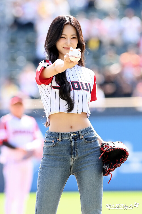 240922-TZUYU-s-First-Pitch-for-LG-Twins-documents-18a82e5c7a8e4ed80.md.jpg