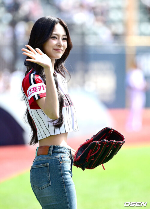 240922-TZUYU-s-First-Pitch-for-LG-Twins-documents-21c26107b08e8b7095.md.jpg