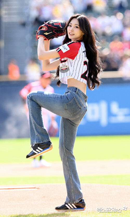 240922-TZUYU-s-First-Pitch-for-LG-Twins-documents-2f3e4a3445e5e7d39.md.jpg