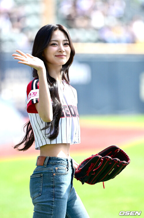 240922-TZUYU-s-First-Pitch-for-LG-Twins-documents-31e713d8c857ea82d5.md.jpg