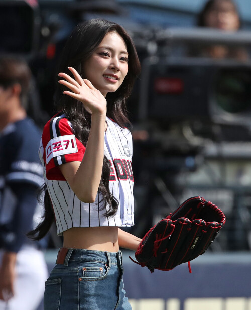 240922-TZUYU-s-First-Pitch-for-LG-Twins-documents-3254006d1d7b453d09.md.jpg