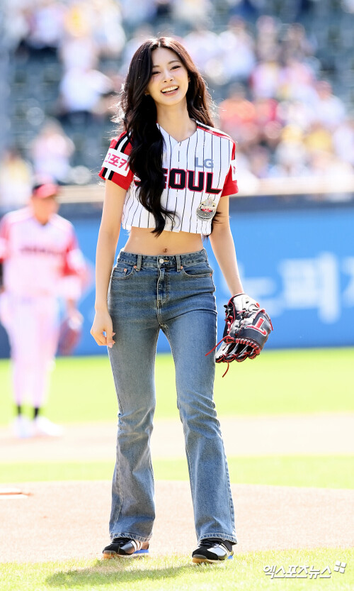 240922-TZUYU-s-First-Pitch-for-LG-Twins-documents-3fcea93349b8b1bd5.md.jpg