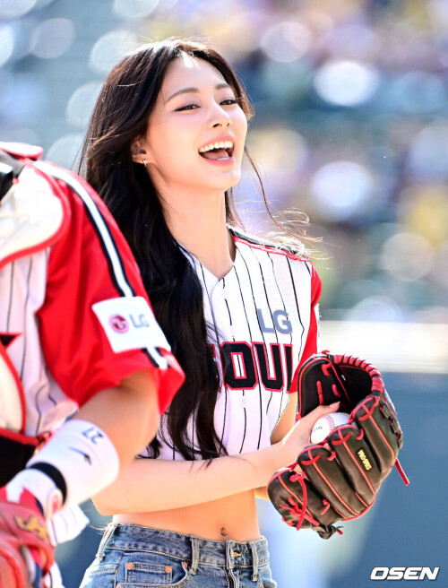 240922-TZUYU-s-First-Pitch-for-LG-Twins-documents-41ce9ffb1254c71b3e.md.jpg