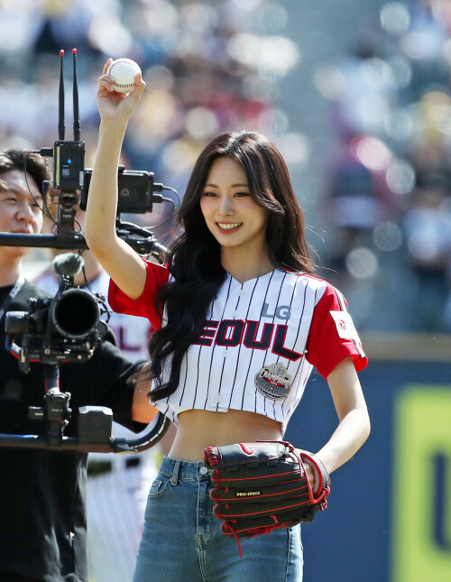 240922-TZUYU-s-First-Pitch-for-LG-Twins-documents-428f6567e195fa2fe0.md.jpg