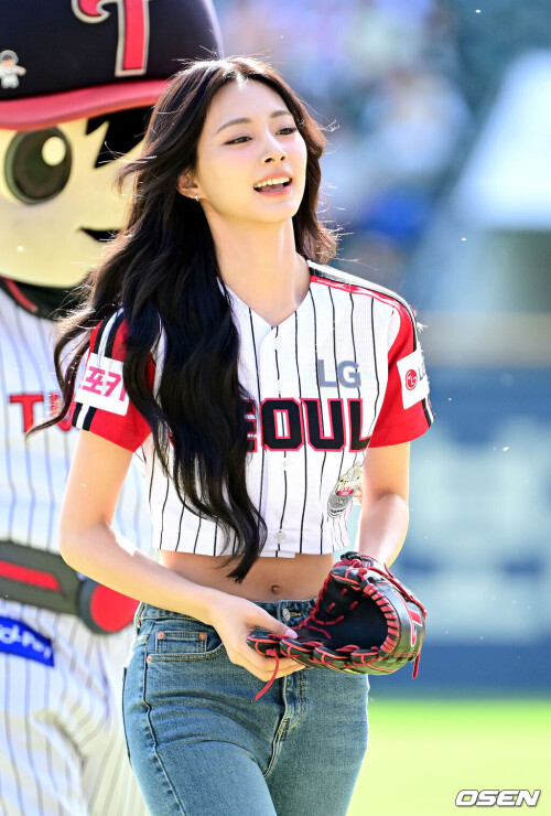 240922-TZUYU-s-First-Pitch-for-LG-Twins-documents-510de07e1073a44b95.md.jpg