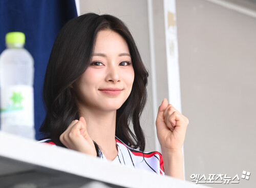 240922-TZUYU-s-First-Pitch-for-LG-Twins-documents-52ee41c9f4a1353c8.md.jpg