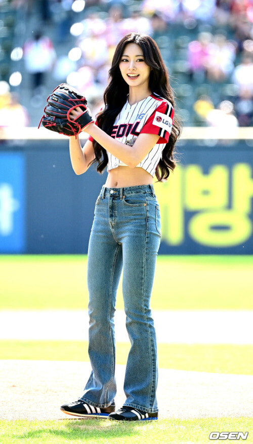 240922-TZUYU-s-First-Pitch-for-LG-Twins-documents-6cb2ccfffad7995f8.md.jpg