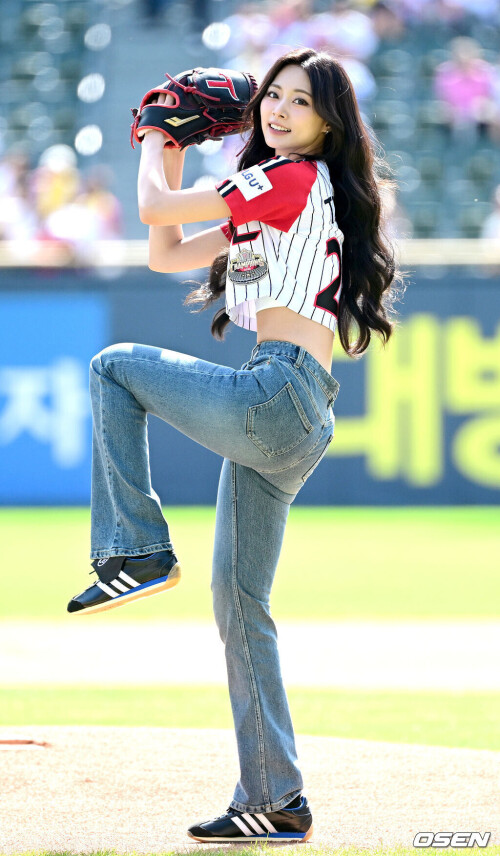 240922-TZUYU-s-First-Pitch-for-LG-Twins-documents-8d1c1178b214f5208.md.jpg