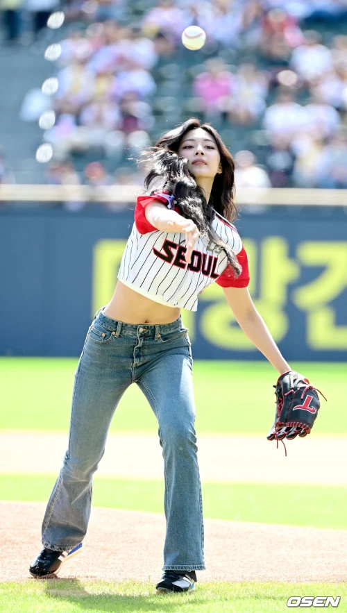 240922-tzuyu-v0-res6cewvjcqd1ea0924134ded72b3.md.webp