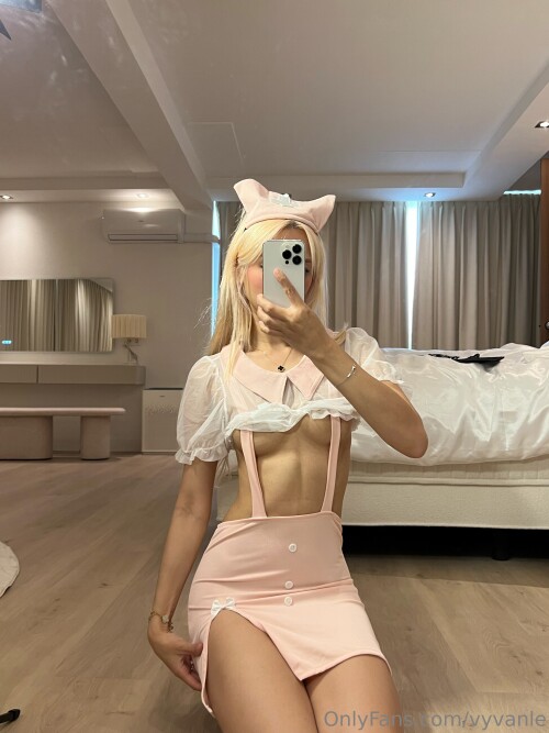 Vyvan Le Nude Leaked Onlyfans Photo