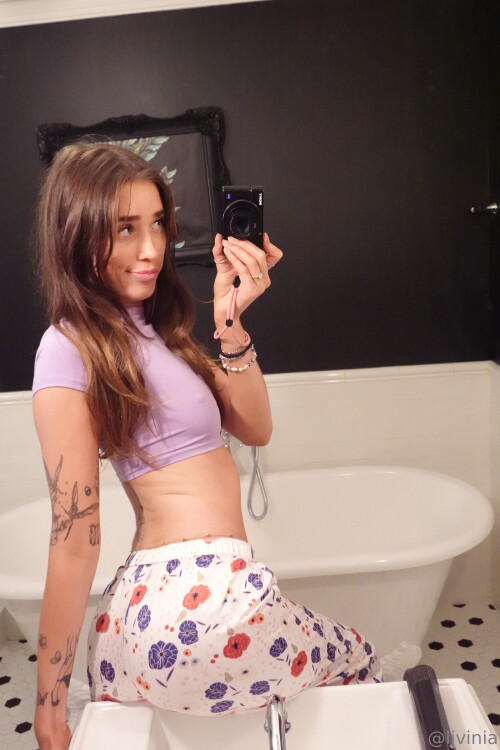 Livinia Roberts | urfavonlinesloot Nude Leaked Onlyfans Photo Livinia Roberts | urfavonlinesloot Nude Leaked Onlyfans Photo
