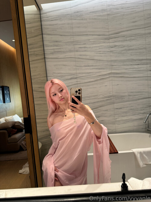 Vyvan Le Nude Leaked Onlyfans Photo