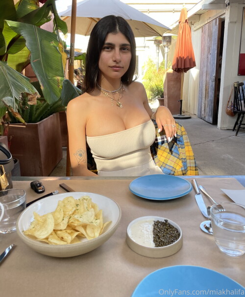 503754931_miakhalifa-croptop-513b1e8470b937ff0.md.jpg