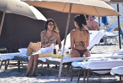 564057309_chanteljeffriesbikiniassflash3710f67d70590c8add3.jpg