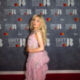 601124941_resize_sabrina-carpenter-jpg422c667f15bd6bae