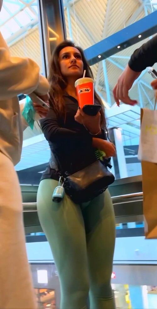 8Slim-Girl-In-Green-Leggings-Fit-Ass3_20260cc189f2ba5b.jpg