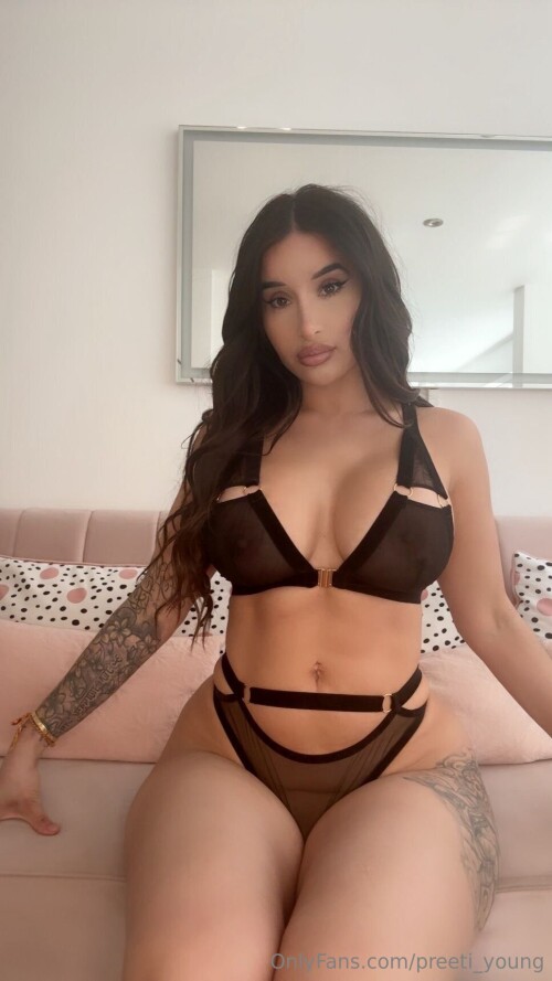 Preeti and Priya Indian Twins Nude Leaked Onlyfans Photo