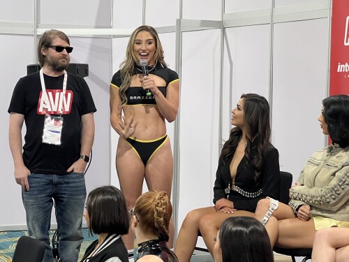 Abella_Danger_at_2024_AVN_4978efed86ae6adde4e3.jpg