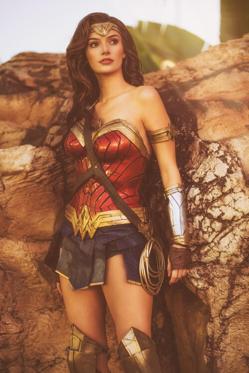 Alyson-Tabbitha---Wonder-Woman-cosplay-69d2921a11367a4c1.md.jpg