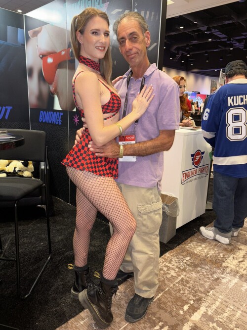 AshleyLaneXXX-at-AVN-18e2db04972e466b70.jpg