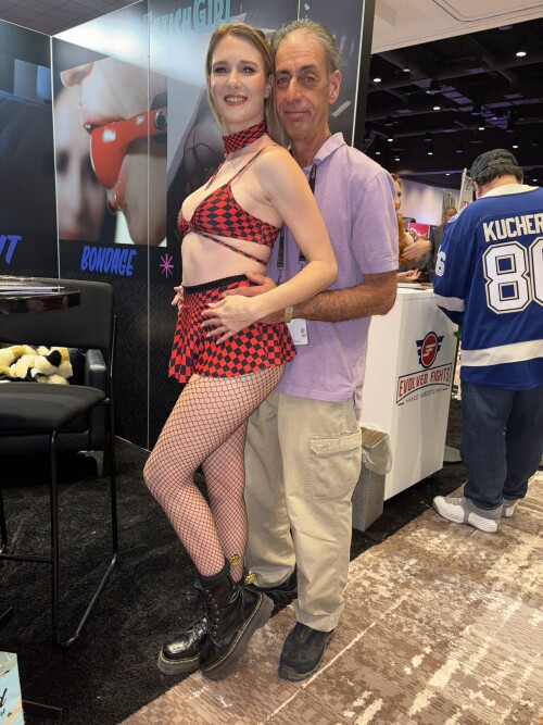 AshleyLaneXXX-at-AVN-192d291cbe33e9c707.jpg