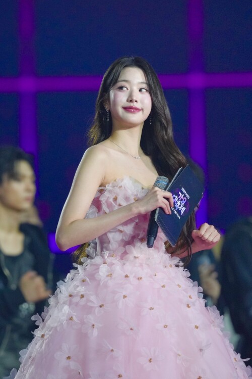 Ayano_WonYoung_1870114271134392341-13f5a651da9e75f41.md.jpg
