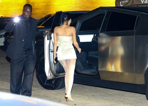 Bianca___Alexandra_Censori_Out_for_dinner_at_Nobu_in_Malibu_08-14-2024__27_b9f0339e9fdbc916.jpg
