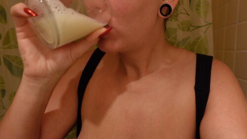 Bumpinbaccas---Expressing-Milk-Into-A-Cup-And-Swallowing_8a91b9bee3d2e6041.jpg