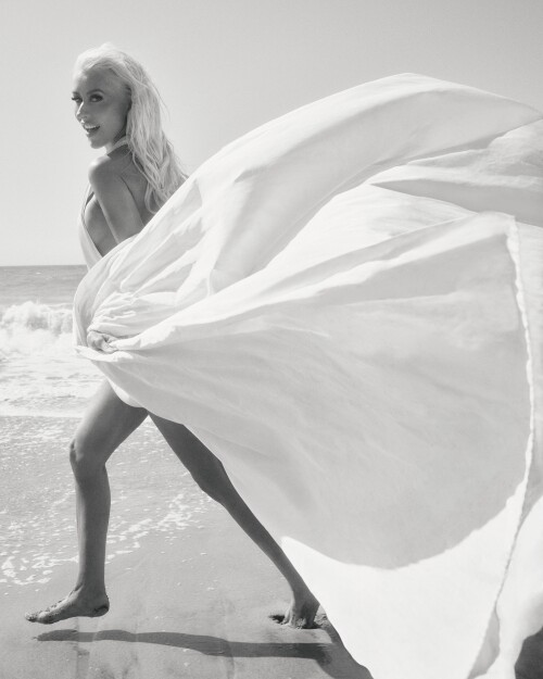 Christina_Aguilera_-_US_Glamour_August_2024__2_d4019f2d14e22bcf.md.jpg