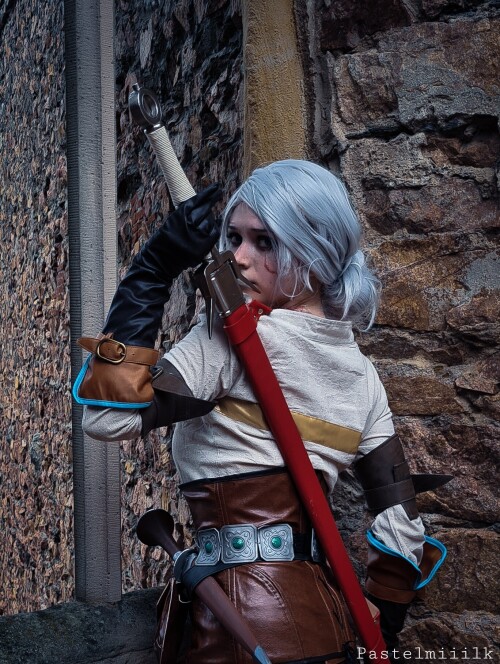 Ciri-back-27d9235993f386655.md.jpg