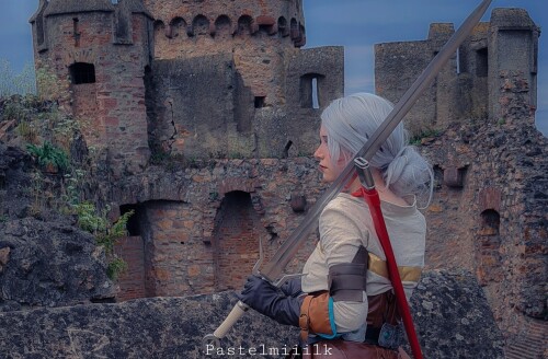 Ciri-back-4dc873cc55fc24a7e.md.jpg