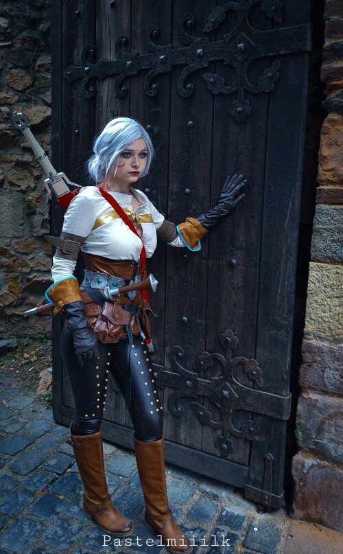 Ciri-castle-2773870af58263dd4.md.jpg
