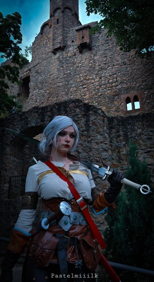 Ciri-castle-38c2ddf84ef4e5726.md.jpg