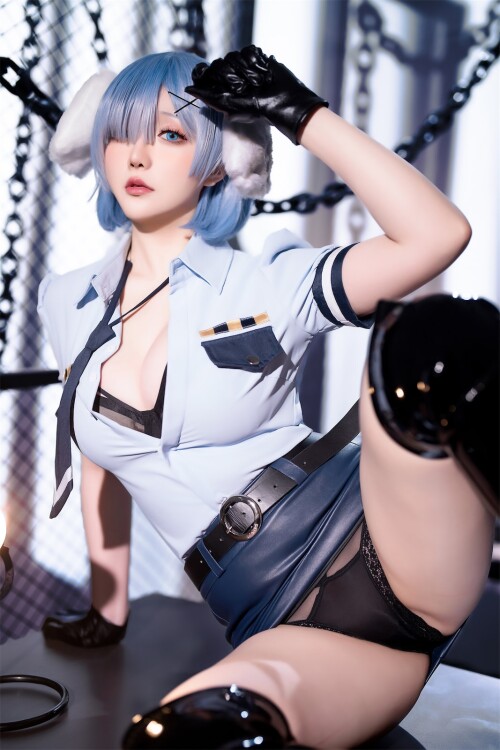 Hoshilily--cosplay-Rem-Dog-Eared-Police-Officer---ReZero-44424f12d03310d1d9.md.jpg