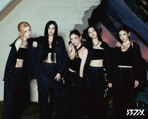 ITZY-2024-10-15_ITZY-GOLD-PHOTO-3df34a37266a3d689.jpg