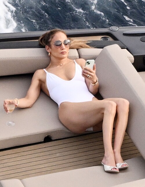 Jennifer_Lopez_-_2024.06.21_-_0121a032696ee77ea7d.md.jpg