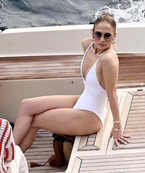 Jennifer_Lopez_-_2024.06.21_-_01911fffd9828bb2eb7.jpg