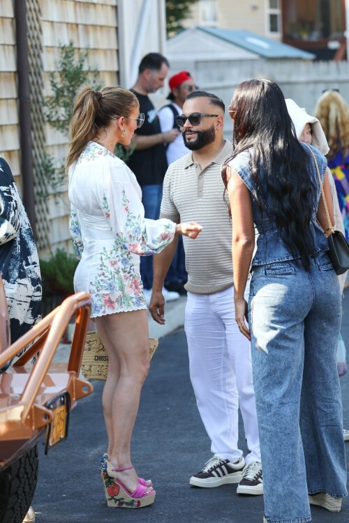 Jennifer_Lopez_Out_for_lunch_in_the_Hamptons_07-21-2024__112_21d68c12858e82a0.md.jpg