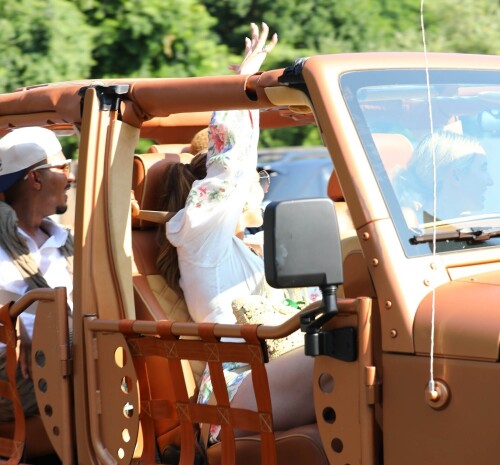 Jennifer_Lopez_Out_for_lunch_in_the_Hamptons_07-21-2024__136_3a593f9cc8b764b9.md.jpg