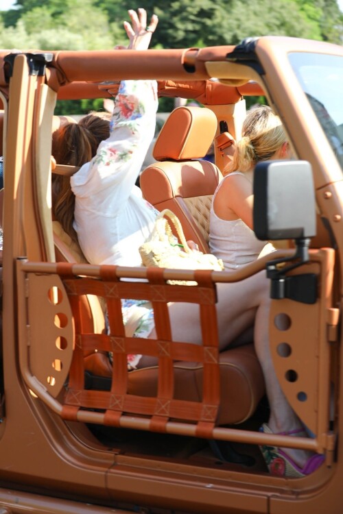 Jennifer_Lopez_Out_for_lunch_in_the_Hamptons_07-21-2024__138_6d617ea4afc29243.md.jpg