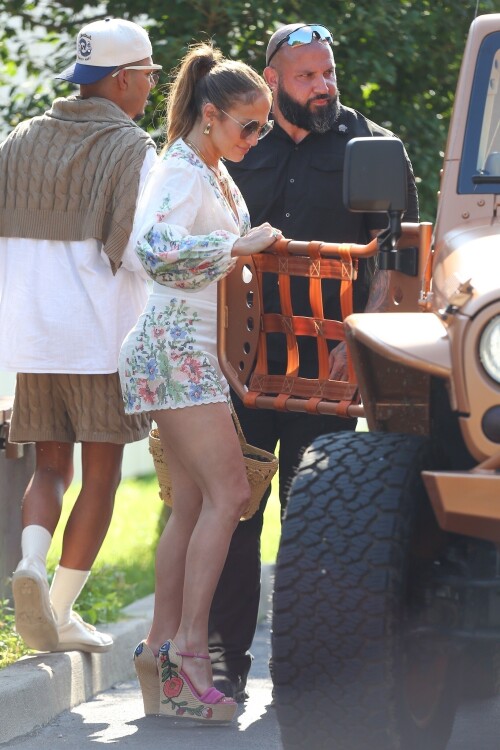 Jennifer_Lopez_Out_for_lunch_in_the_Hamptons_07-21-2024__16_6b953a27d87d0e50.md.jpg